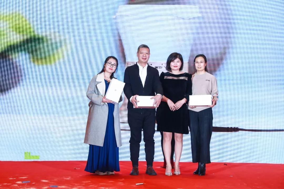 熱烈慶?!白兏飫?chuàng)新 揚(yáng)帆未來(lái)”北京中成康富2019年合伙人年會(huì)勝利召開(kāi) 熱烈慶祝“變革創(chuàng)新 揚(yáng)帆未來(lái)”北京中成康富2019年合伙人年會(huì)勝利召開(kāi)